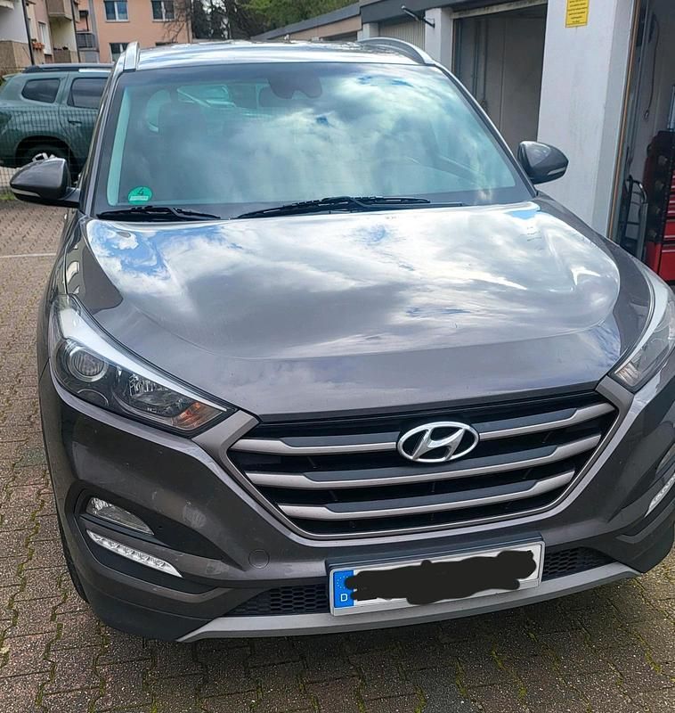 Grau Gebraucht 2017 Hyundai Tucson SUV | 14.500 € (Fairer Preis) - Bild 1/4
