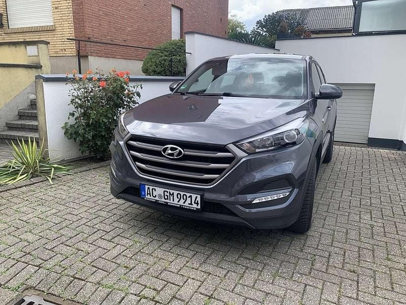 Grau Gebraucht 2017 Hyundai Tucson Classic SUV | 11.000 € (Guter Preis) - Bild 1/4