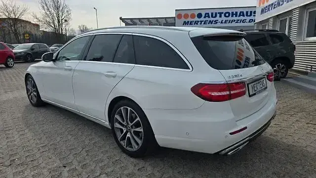 Gebraucht Mercedes E220 Avantgarde 194 PS (142 kW) 2018 Weiß Limousine
