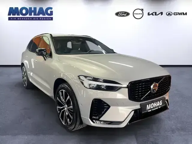 Gebraucht Volvo XC60 Plus 197 PS (144 kW) 2024 Silber SUV