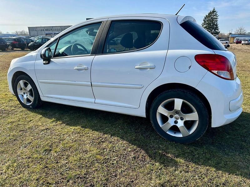 Gebraucht Peugeot 207 Premium 120 PS (88 kW) 2010 Weiß Limousine
