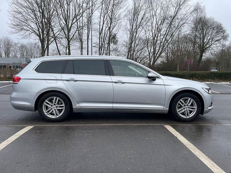 Silber Gebraucht 2017 VW Passat Comfortline Kombi | 11.790 € (Fairer Preis) - Bild 1/4