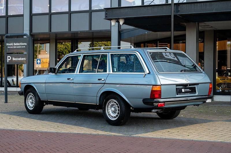 Gebraucht Mercedes E280 185 PS (136 kW) 1979 Blau Limousine