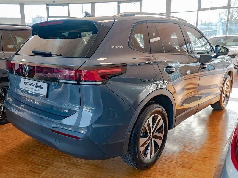 Neu VW Tiguan Life 150 PS (110 kW) 2026 Grau / SUV