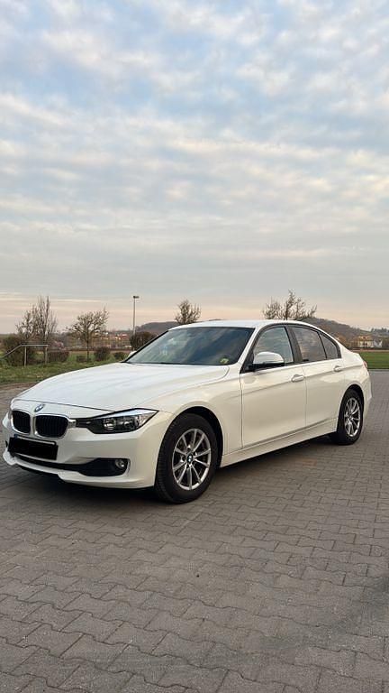 Weiß Gebraucht 2011 BMW 316 Limousine | 5.900 € (Fairer Preis) - Bild 1/4