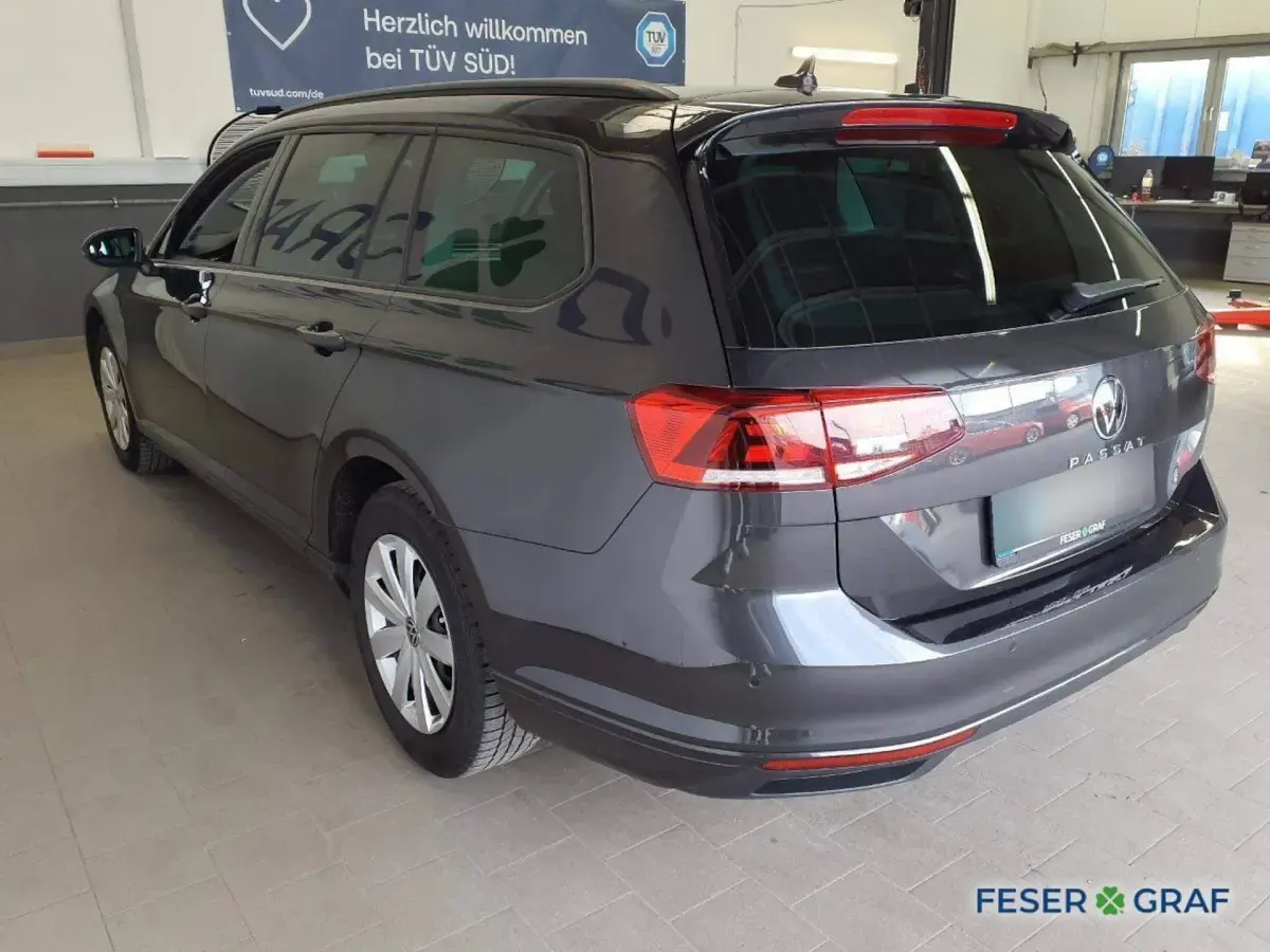 Gebraucht VW Passat Basis 150 PS (110 kW) 2021 Mangangrau metallic Kombi