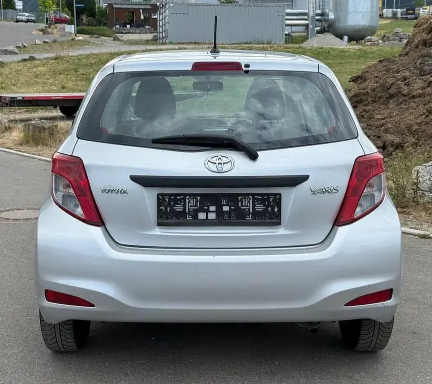 Gebraucht Toyota Yaris 69 PS (50 kW) 2012 Silber Kleinwagen