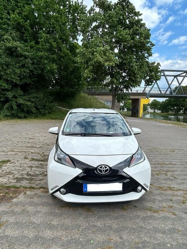 Weiß Gebraucht 2014 Toyota Aygo Kleinwagen | 5.700 € - Bild 1/4