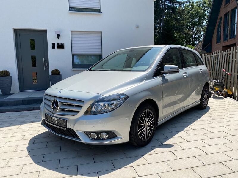Silber Gebraucht 2012 Mercedes B180 Van / Kleinbus | 12.299 € (Fairer Preis) - Bild 1/4