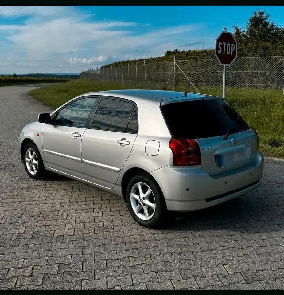 Używany Toyota Corolla 110 KM (80 kW) 2005 Srebrny Hatchback