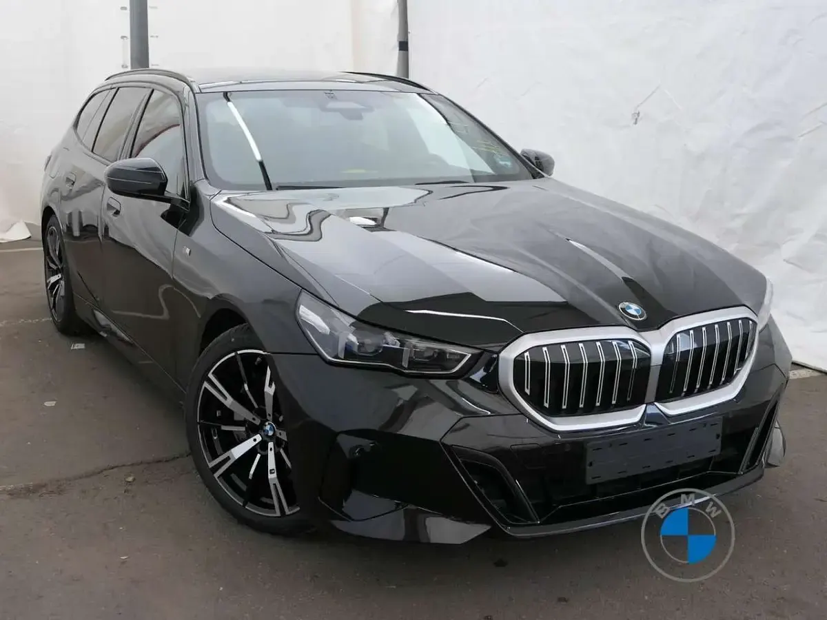 Gebraucht BMW 540 M Sport 303 PS (222 kW) 2025 Black sapphire Kombi