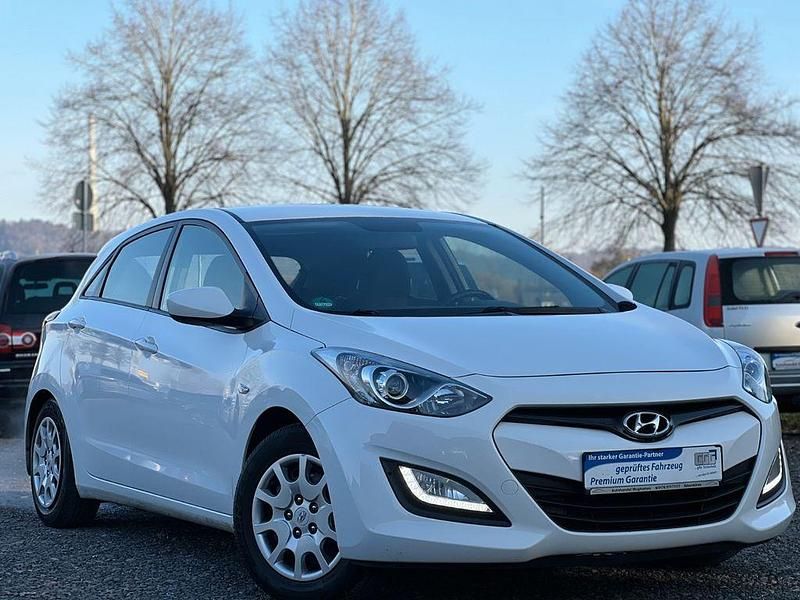 Weiß Gebraucht 2014 Hyundai i30 Trend Limousine | 4.999 € (Fairer Preis) - Bild 1/4
