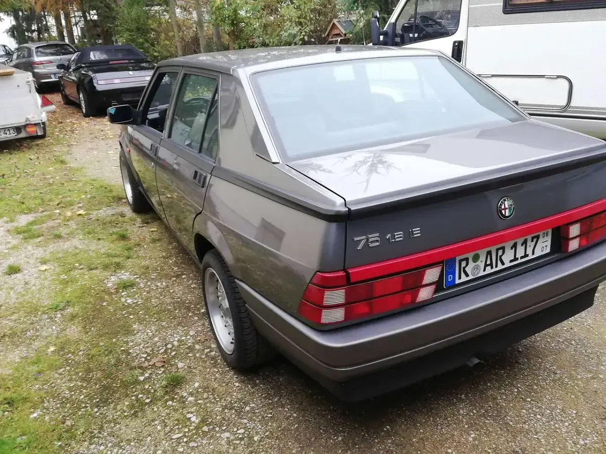 Używany Alfa Romeo 75 120 KM (88 kW) 1991 Szary Sedan/Limuzyna