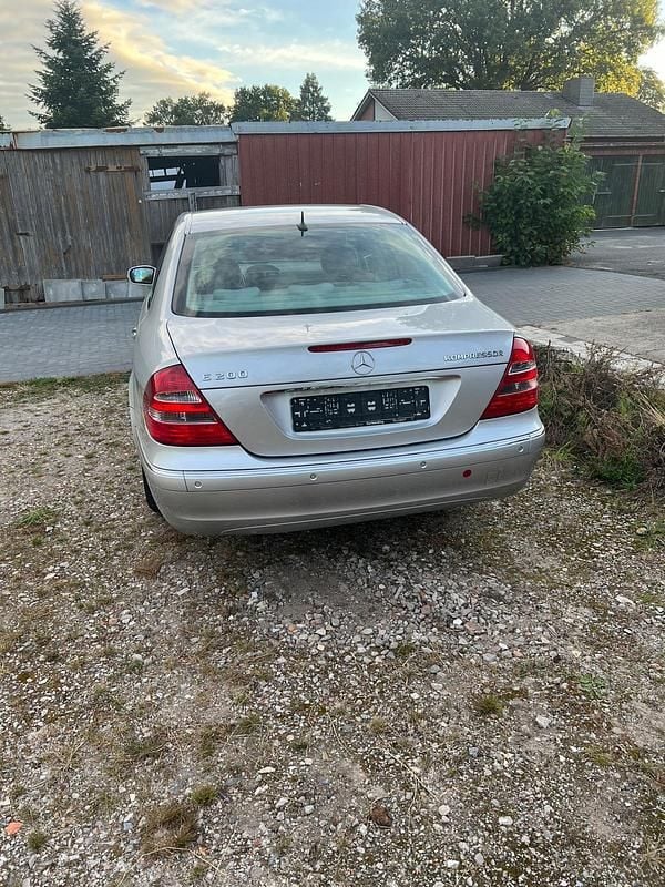 Second-hand Mercedes E200 163 CP (119 kW) 2003 Argintiu Berlinǎ