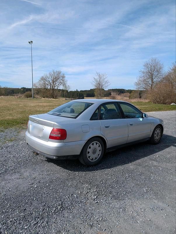 Second-hand Audi A4 101 CP (74 kW) 1999 Argintiu Berlinǎ