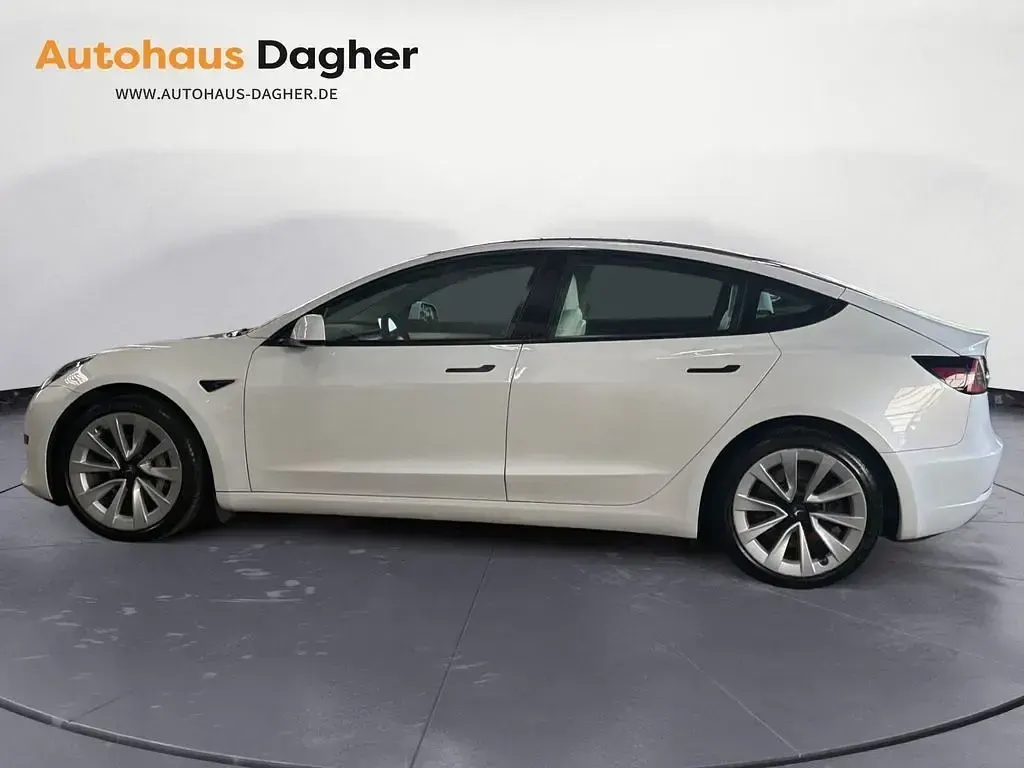 Używany Tesla Model 3 Standard Range Plus 239 kW (325 KM) 2022 Biały Sedan/Limuzyna