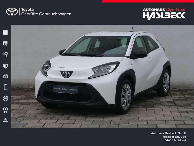 Weiß Gebraucht 2022 Toyota Aygo X-play Kleinwagen | 13.440 € (Fairer Preis) - Bild 1/4