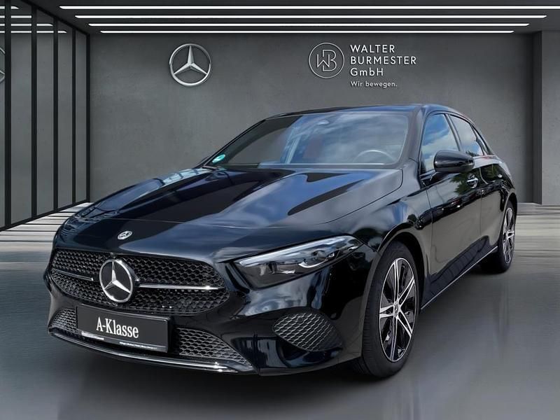 Kosmosschwarz Gebraucht 2024 Mercedes A200 Night Limousine | 35.980 € (Teuer) - Bild 1/3
