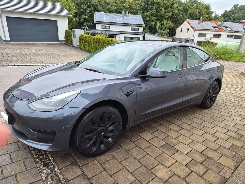 Grau Gebraucht 2021 Tesla Model 3 Limousine | 22.800 € (Etwas zu teuer) - Bild 1/4