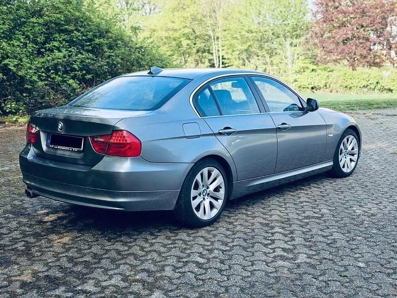 Gebraucht BMW 325 204 PS (150 kW) 2010 Grau Limousine