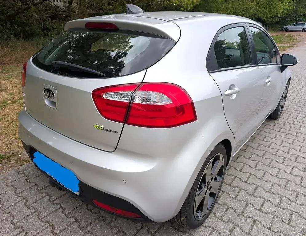 Gebraucht Kia Rio 109 PS (80 kW) 2011 Silber Limousine