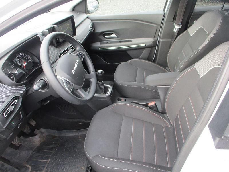 Gebraucht Dacia Jogger Extreme 101 PS (74 kW) 2023 Weiß Van / Kleinbus