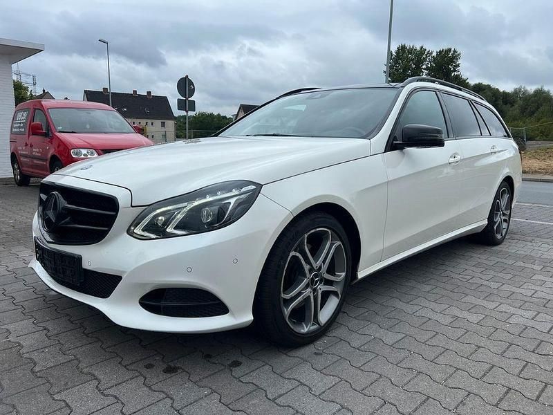 Weiß Gebraucht 2015 Mercedes E250 Night Kombi | 12.990 € (Guter Preis) - Bild 1/4