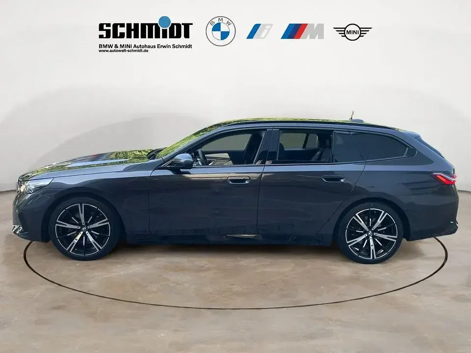 Gebraucht BMW 520 M Sport 197 PS (144 kW) 2025 Grau Kombi