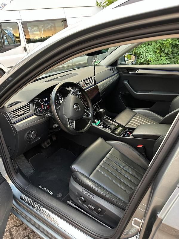 Gebraucht Skoda Superb Premium Edition 150 PS (110 kW) 2018 Silber Kombi