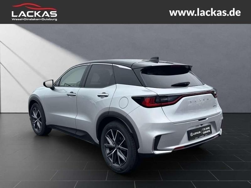 Neu Lexus LBX 136 PS (100 kW) 2025 Silver me (1f7)/ black (202) ( SUV