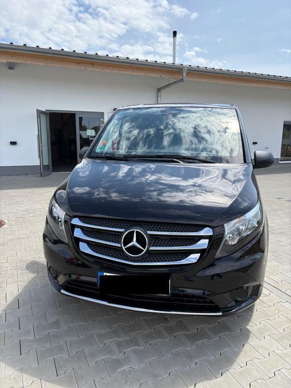 Schwarz Gebraucht 2017 Mercedes Vito Van / Kleinbus | 31.900 € - Bild 1/4