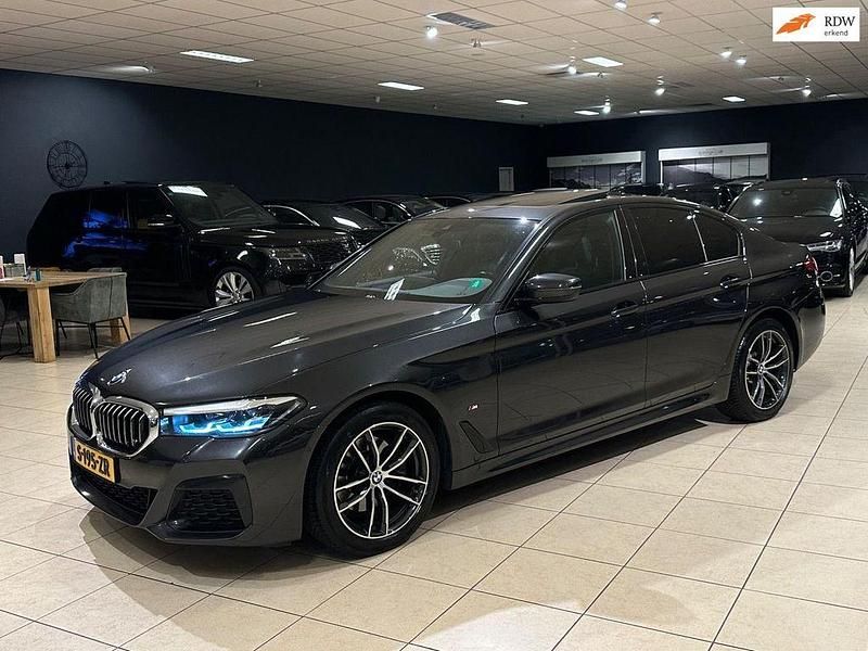 Grau Gebraucht 2022 BMW 520 M Sport Limousine | 32.670 € - Bild 1/4