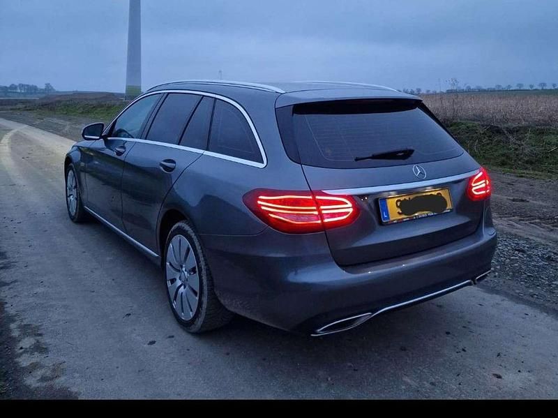 Grau Gebraucht 2016 Mercedes C350e Kombi | 15.500 € - Bild 1/4