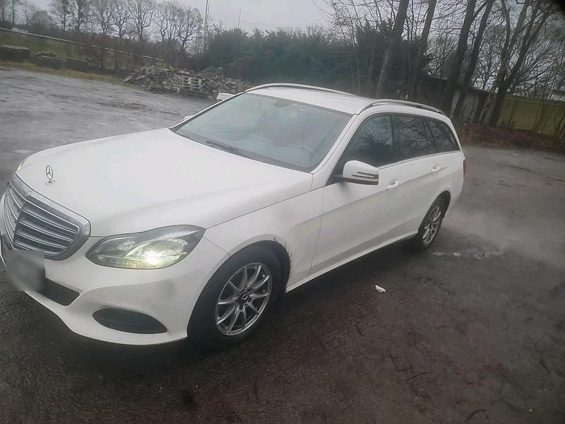 Gebraucht Mercedes E220 2014 Weiß Limousine