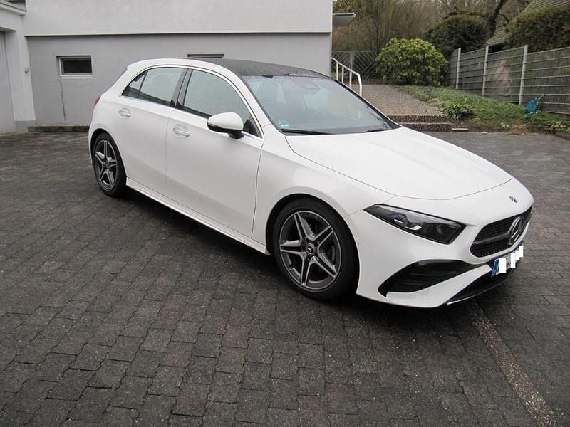 Gebraucht Mercedes A200 AMG line 163 PS (119 kW) 2023 Weiß Limousine