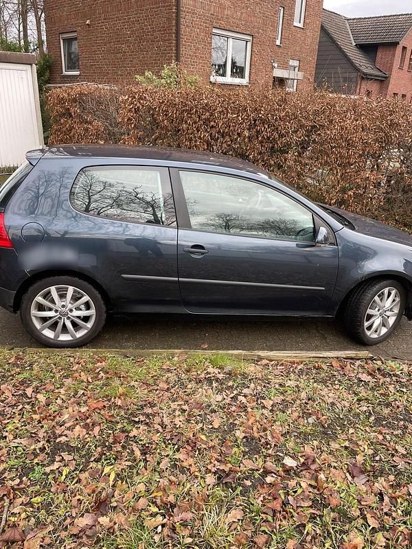 Gebraucht VW Golf V 105 PS (77 kW) 2004 Blau Kleinwagen