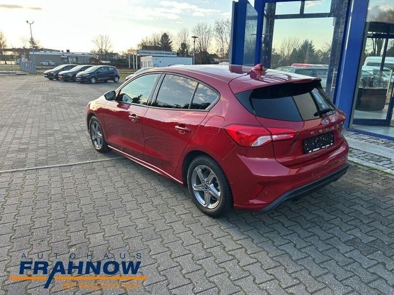 Gebraucht Ford Focus ST-Line 125 PS (91 kW) 2021 Fantastic red tc Limousine