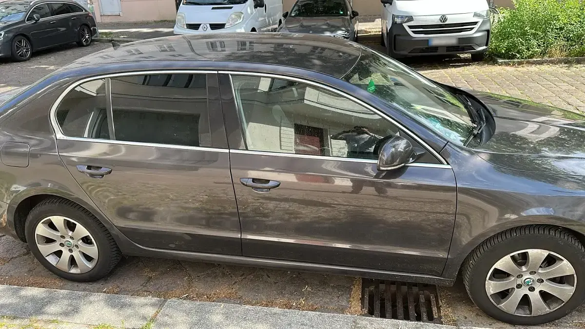 Gebraucht Skoda Superb 160 PS (117 kW) 2012 Grau Limousine