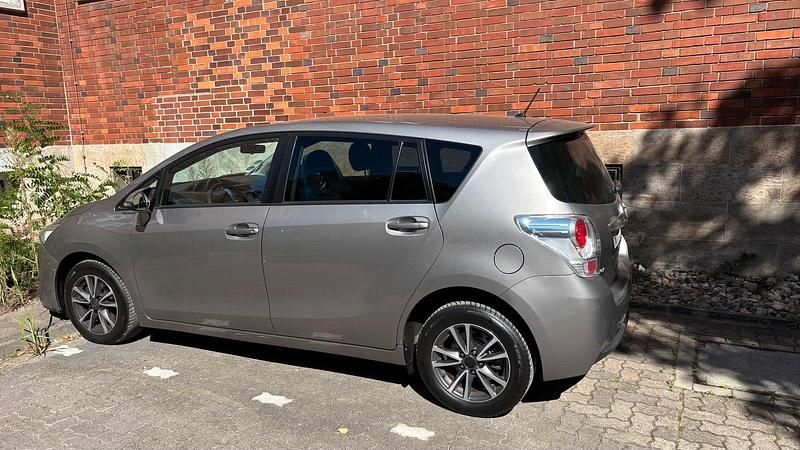 Grau Gebraucht 2014 Toyota Verso Van / Kleinbus | 10.900 € (Guter Preis) - Bild 1/4