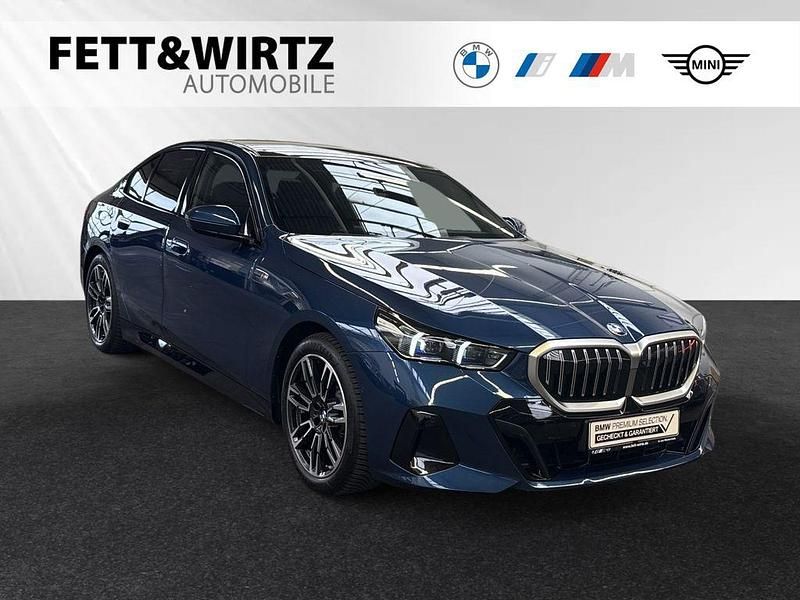 Phytonicblau metallic Gebraucht 2024 BMW 520 M Sport Limousine | 53.490 € (Teuer) - Bild 1/3