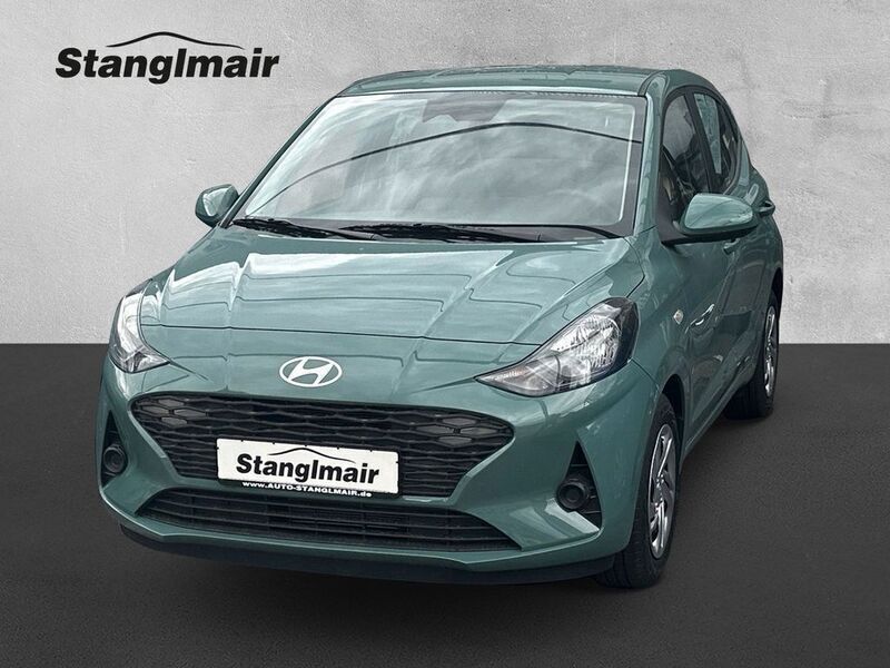 Grün Neu 2025 Hyundai i10 Select Kleinwagen | 16.290 € (Fairer Preis) - Bild 1/4