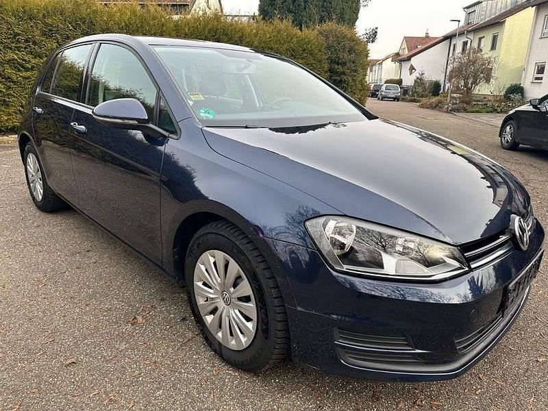 Night blue metallic Gebraucht 2014 VW Golf VII Trendline Limousine | 7.890 € (Fairer Preis) - Bild 1/4