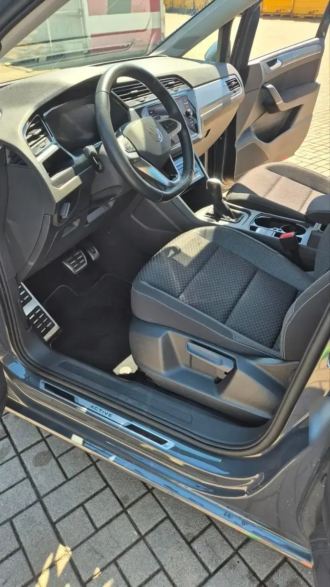 Gebraucht VW Touran Active 150 PS (110 kW) 2022 Grau Van / Kleinbus