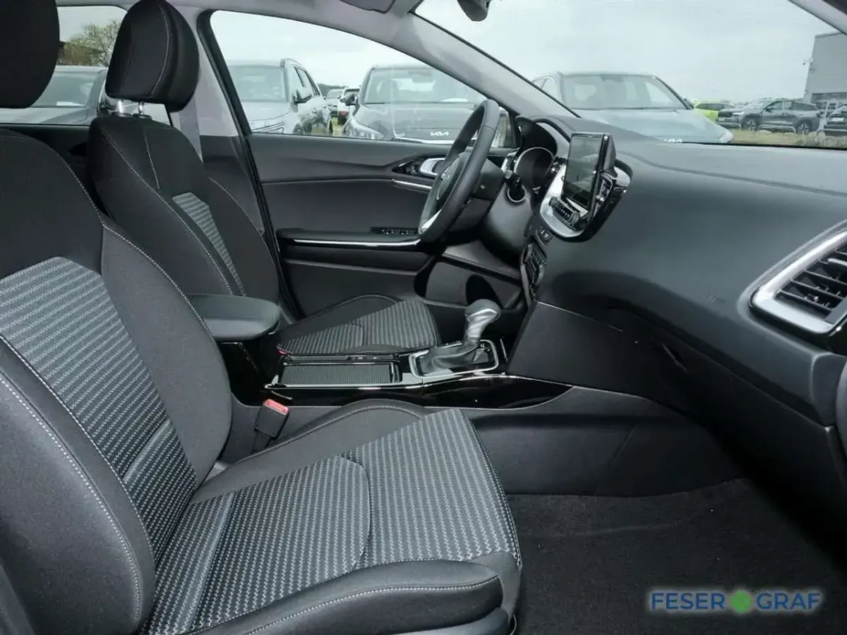 Używany Kia Ceed Style 140 KM (102 kW) 2025 Czarny Hatchback