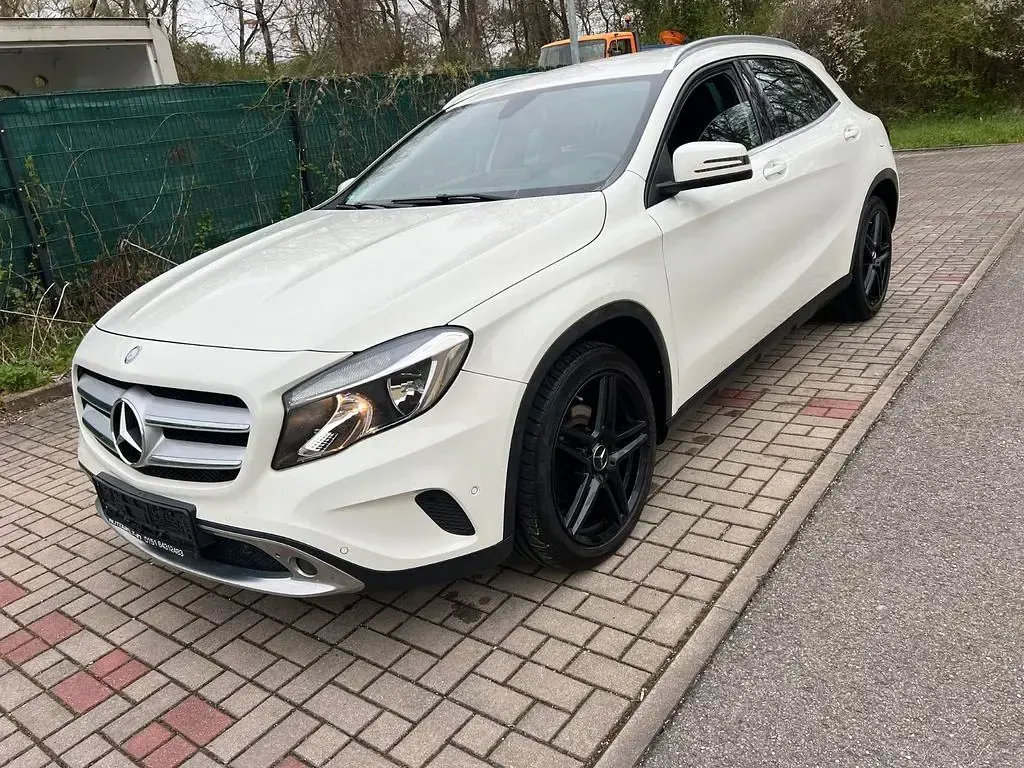 Gebraucht Mercedes GLA220 Style 177 PS (130 kW) 2015 Weiß SUV