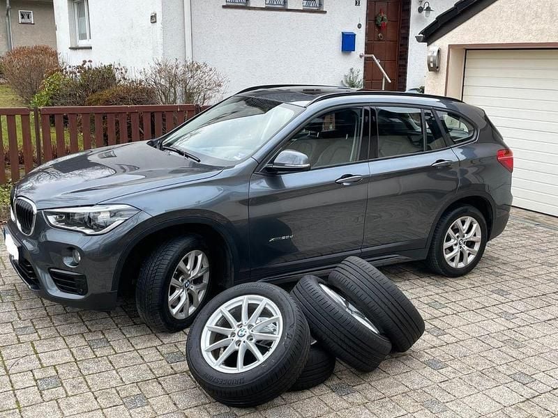 Grau Gebraucht 2016 BMW X1 Sport Line SUV | 16.900 € (Superpreis) - Bild 1/4