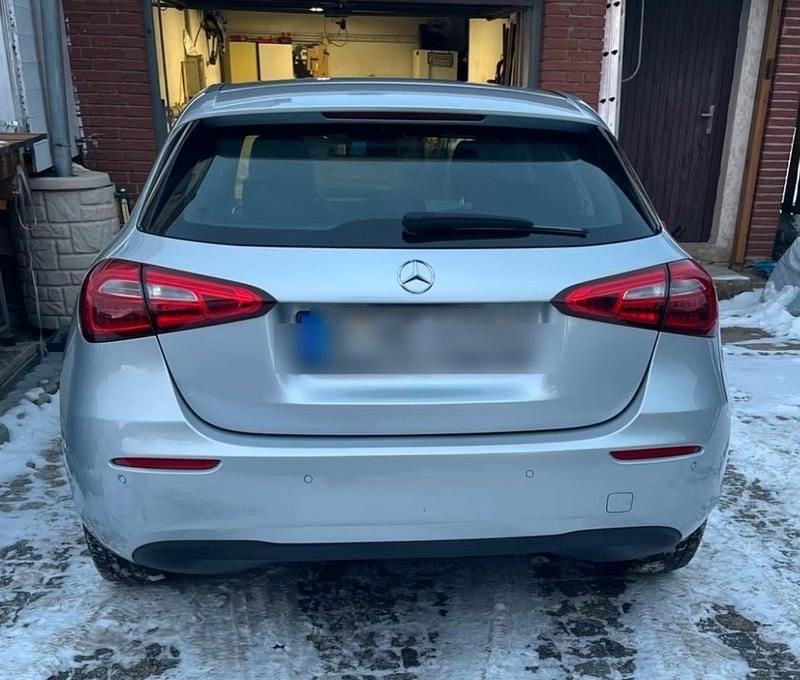Gebraucht Mercedes A180 116 PS (85 kW) 2022 Silber Kleinwagen