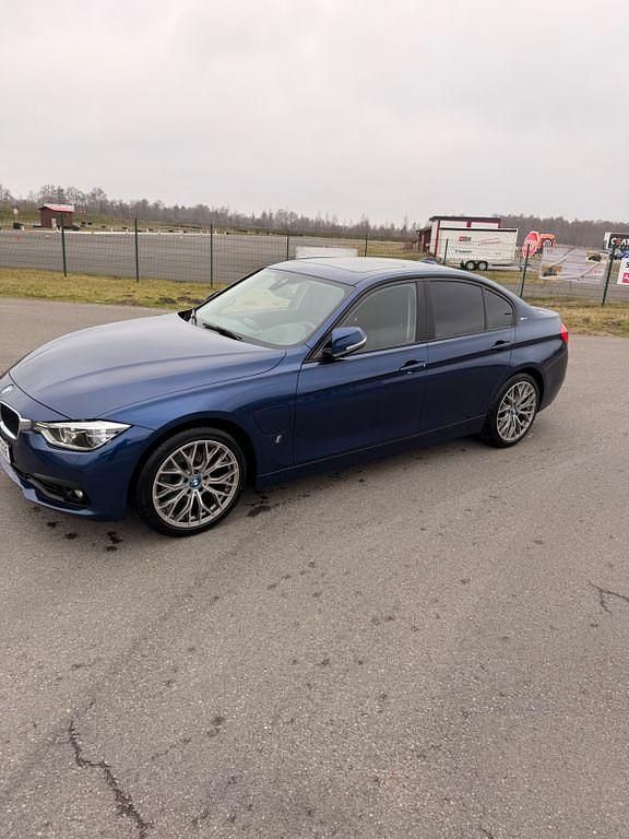Gebraucht BMW 330e iPerformance 252 PS (185 kW) 2017 Blau Limousine