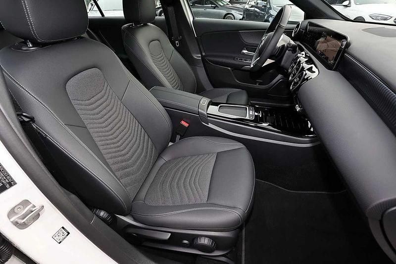 Gebraucht Mercedes A180 Progressive 136 PS (100 kW) 2024 Unilack polarweiß Limousine