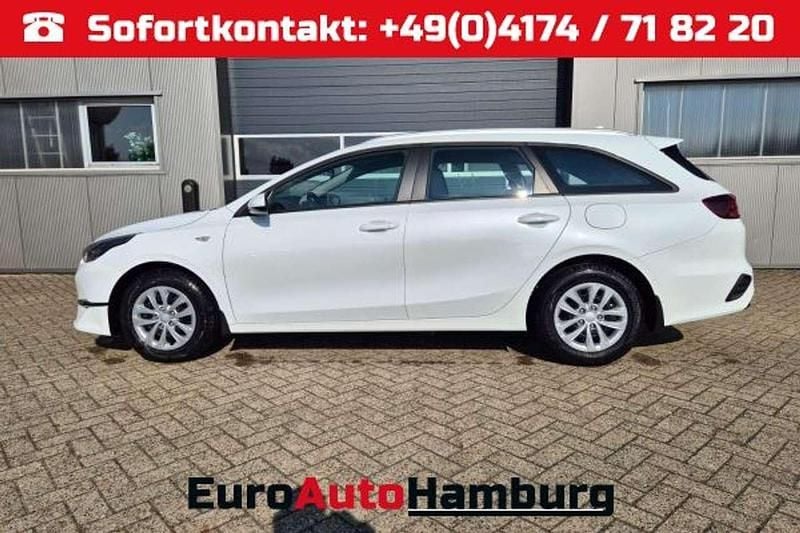 Deluxeweiß metallic Neu 2025 Kia Ceed Sportswagon Vision Kombi | 24.590 € (Fairer Preis) - Bild 1/4